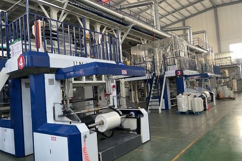 QiluVac strādā virsstundas, lai nodrošinātu, ka barjeras iepakojuma plēve tik...